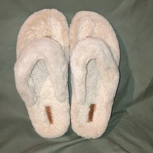 NWOT- Olukai Kipe’a Heu shearling lined flip flop slippers